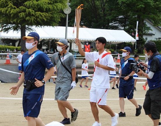 東京2020オリンピック聖火 到着！ その2：白鷹町 東根小学校